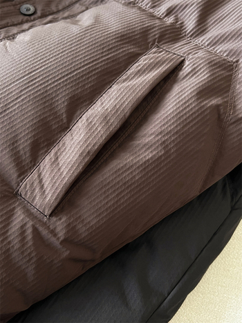 Jachetă de iarnă pentru bărbați, cu puf de rață alb, umplutură 86–90%, potrivită pentru frig ușor (-5°C până la 0°C), închidere cu nasturi pe un singur rând, țesătură poliester