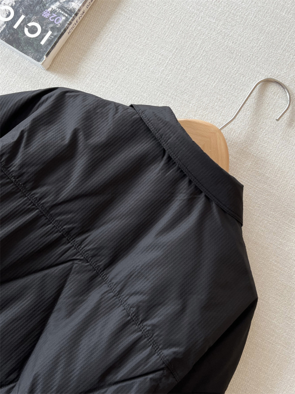 Jachetă de iarnă pentru bărbați, cu puf de rață alb, umplutură 86–90%, potrivită pentru frig ușor (-5°C până la 0°C), închidere cu nasturi pe un singur rând, țesătură poliester