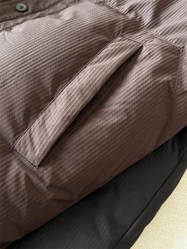 Jachetă de iarnă pentru bărbați, cu puf de rață alb, umplutură 86–90%, potrivită pentru frig ușor (-5°C până la 0°C), închidere cu nasturi pe un singur rând, țesătură poliester