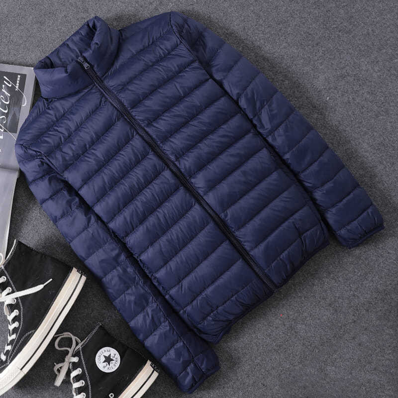 Мъжко леко яке с полиестерен пълнеж и качулка, тънък силует, цип отпред, детайл с райета, зима