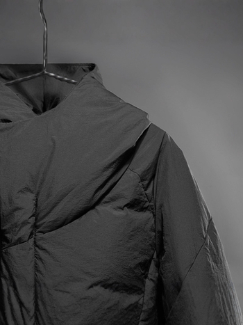 Дизайнерска колекция мъжко пухено яке с дълъг силует, качулка, пълнеж от бял гъши пух, пухкавост 600, топло