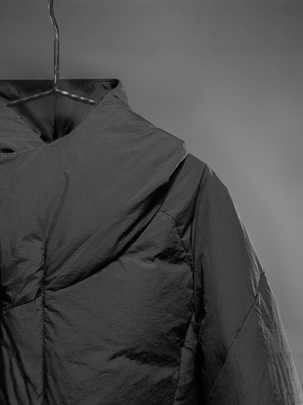 Дизайнерска колекция мъжко пухено яке с дълъг силует, качулка, пълнеж от бял гъши пух, пухкавост 600, топло