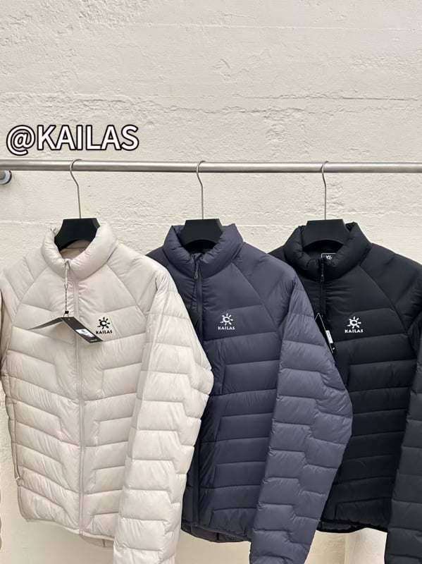 Пухено ски яке унисекс: ветроустойчиво, обратимо; 81–85% пух, 190 g пълнеж, външен материал Nylon, подплата Nylon, стоящо яке, цип, без качулка, дължина 50–65 cm, зима, за възрастни, свободен крой