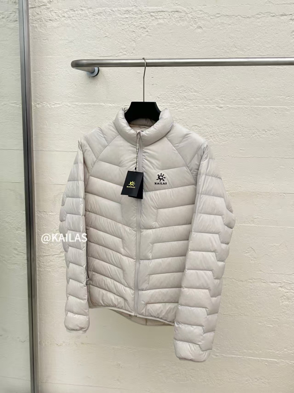 Пухено ски яке унисекс: ветроустойчиво, обратимо; 81–85% пух, 190 g пълнеж, външен материал Nylon, подплата Nylon, стоящо яке, цип, без качулка, дължина 50–65 cm, зима, за възрастни, свободен крой