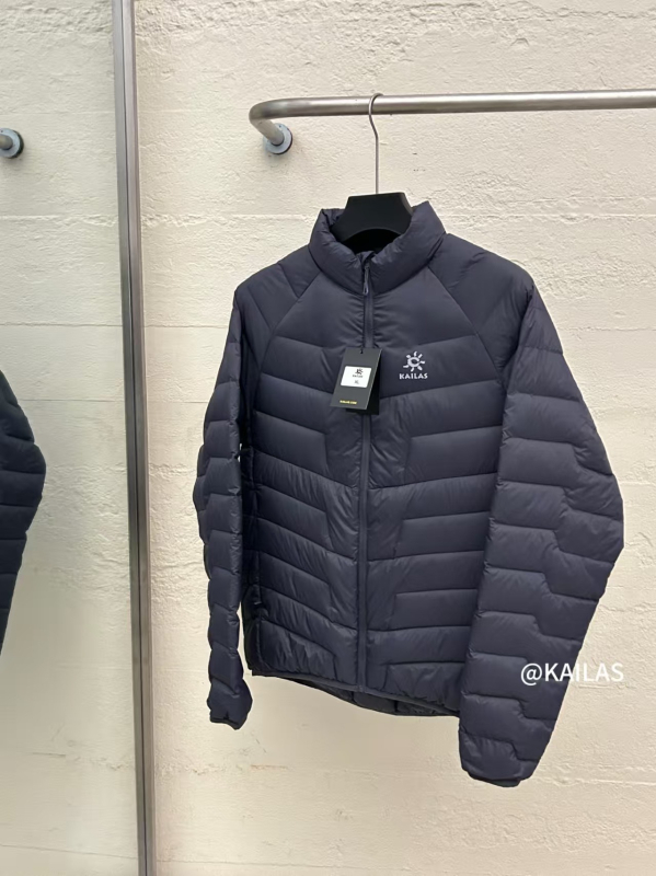 Пухено ски яке унисекс: ветроустойчиво, обратимо; 81–85% пух, 190 g пълнеж, външен материал Nylon, подплата Nylon, стоящо яке, цип, без качулка, дължина 50–65 cm, зима, за възрастни, свободен крой