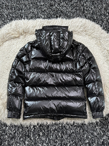 Kapuljačasta jakna s perjem, slobodnog kroja, debela, srednje duljine 65–80 cm, 86–90% bijelog gusjeg perja