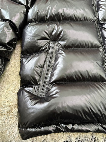 Kapuljačasta jakna s perjem, slobodnog kroja, debela, srednje duljine 65–80 cm, 86–90% bijelog gusjeg perja