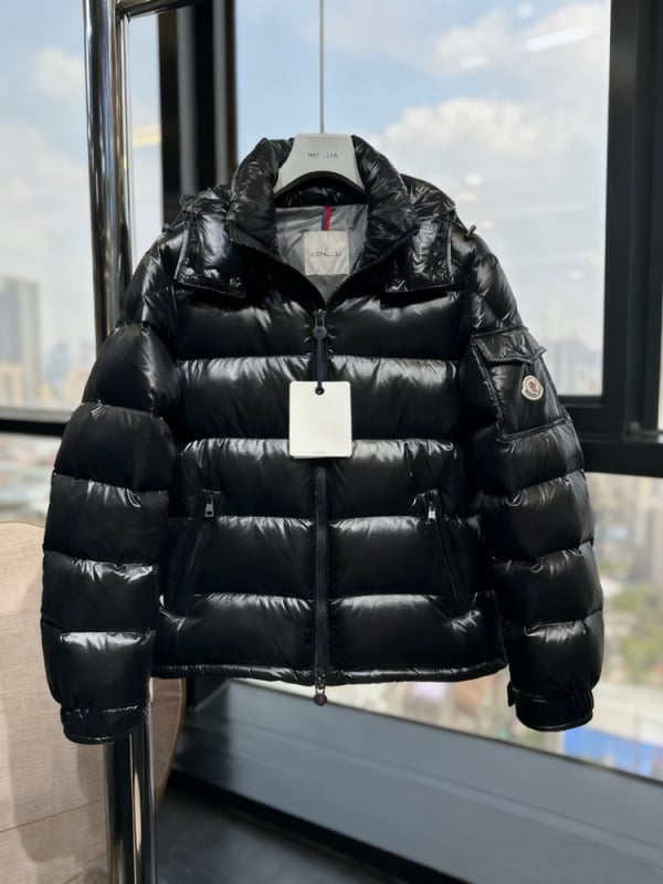 Kapuljačasta jakna s perjem, slobodnog kroja, debela, srednje duljine 65–80 cm, 86–90% bijelog gusjeg perja