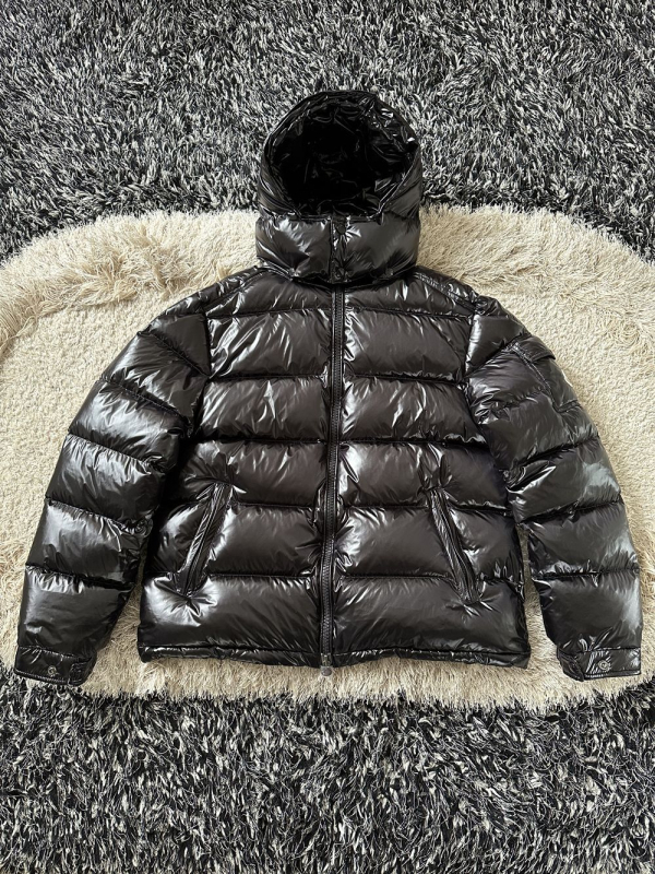 Kapuljačasta jakna s perjem, slobodnog kroja, debela, srednje duljine 65–80 cm, 86–90% bijelog gusjeg perja