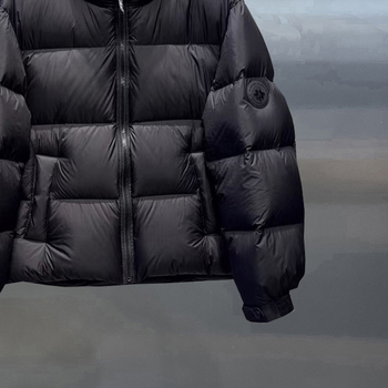 Muška jakna s perjem, bijeli gusji perj, 86–90% udjela perja, zaštita od hladnoće -20°C do -5°C, srednja duljina 65–80 cm, stojeći ovratnik