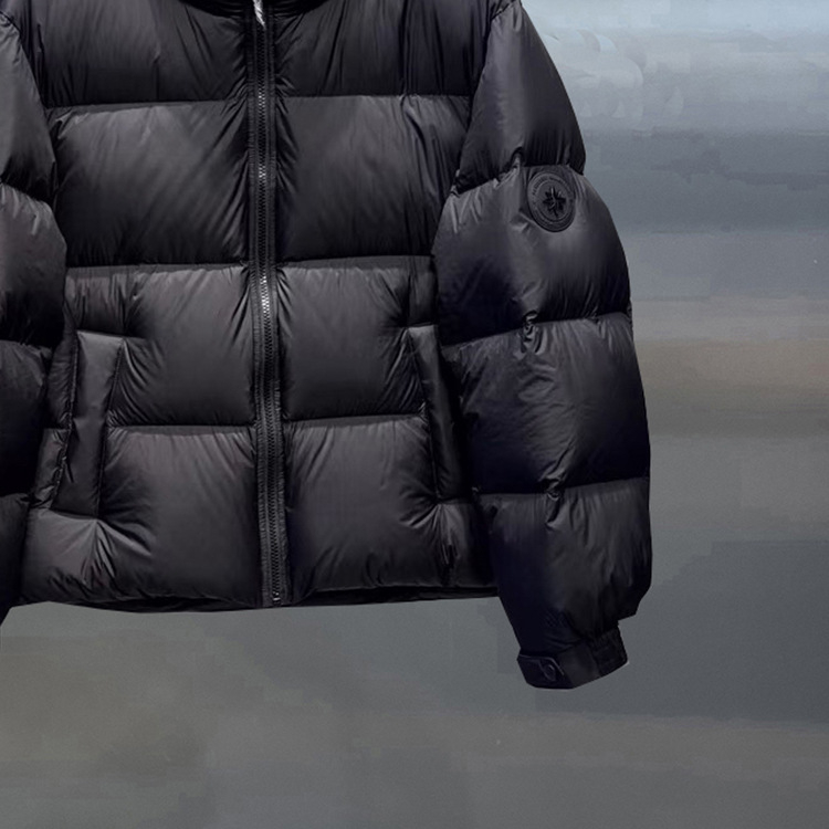Muška jakna s perjem, bijeli gusji perj, 86–90% udjela perja, zaštita od hladnoće -20°C do -5°C, srednja duljina 65–80 cm, stojeći ovratnik