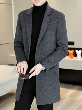 Dvipusis vilnonių vyriškas paltas, vidutinio ilgio, corduroy audinys, laisvas kirpimas, vienos eilės užsegimas, kostiumo apykaklė