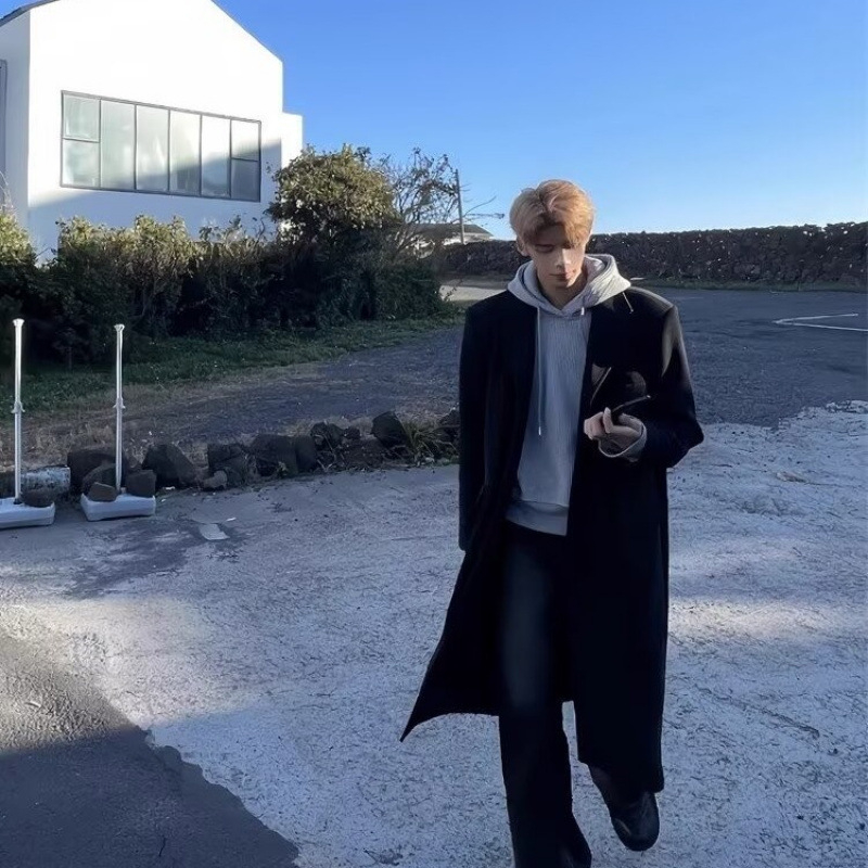 Muški kaput, mladenački stil, srednja duljina, ovratnik tip sakoi, zatvarač
