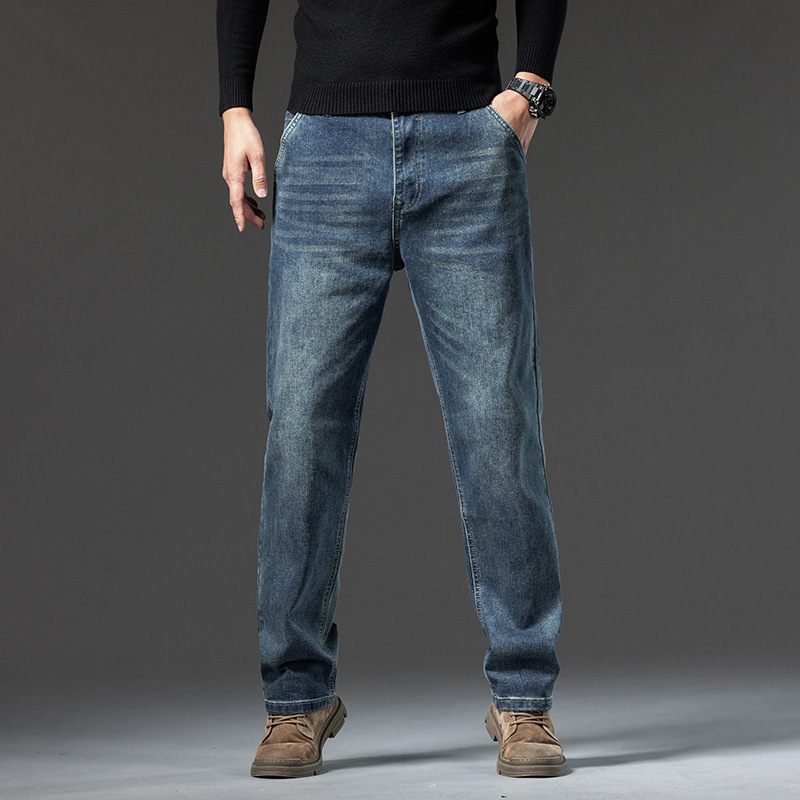 Muške farmerice s ravnim krojem, srednje visoki struk, zip zatvarač, mikroelastičnost, pamuk denim (74% pamuka)