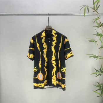 Digitális nyomtatású csíkos rövid ujjú ing, laza szabású, 80% poliészter anyag.