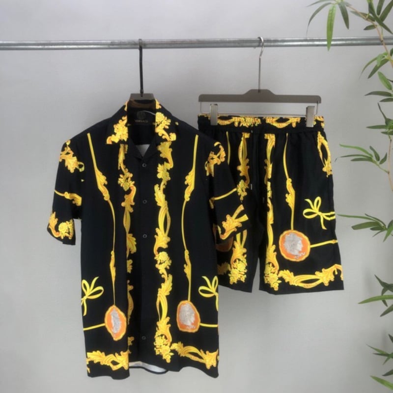 Digitális nyomtatású csíkos rövid ujjú ing, laza szabású, 80% poliészter anyag.