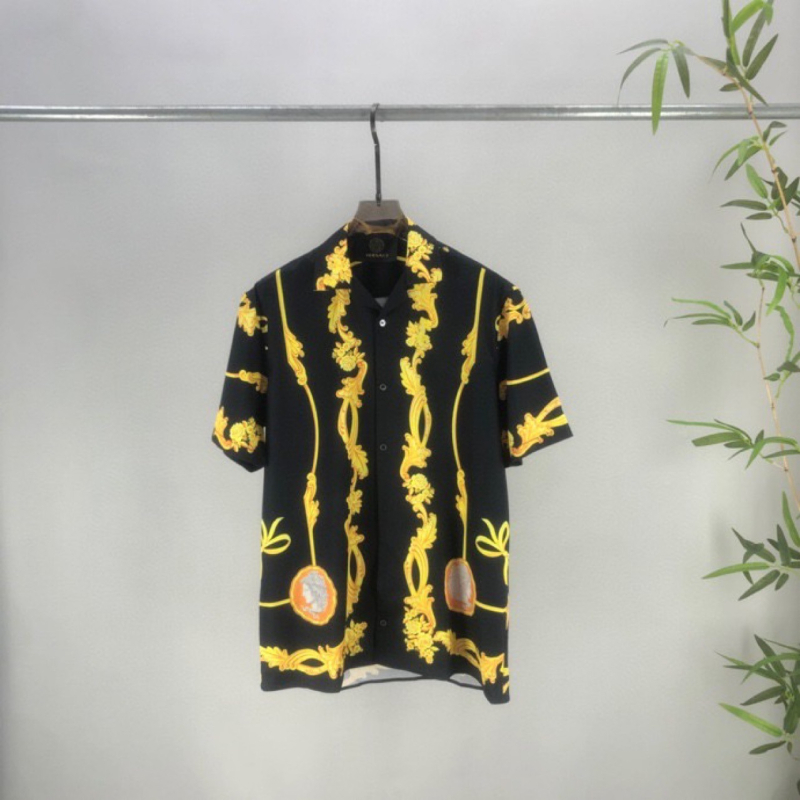 Digitális nyomtatású csíkos rövid ujjú ing, laza szabású, 80% poliészter anyag.