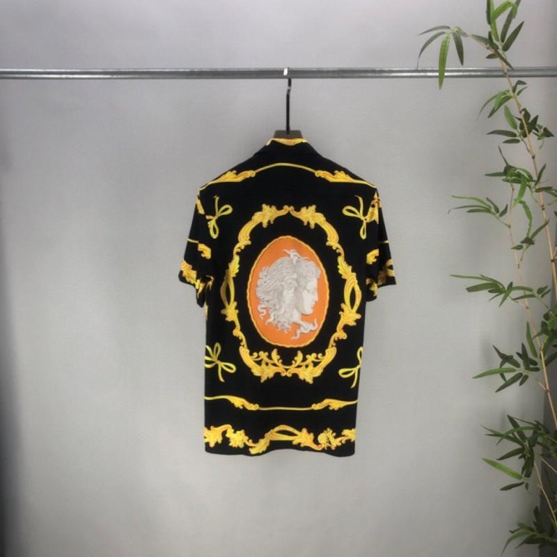 Digitális nyomtatású csíkos rövid ujjú ing, laza szabású, 80% poliészter anyag.