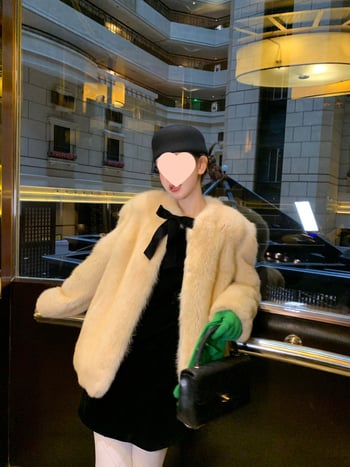 Рокля от коприна в плетена материя с лацкан яка, къс ръкав, средна дължина, H‑образна пола, литературно ретро стил, зима 2025