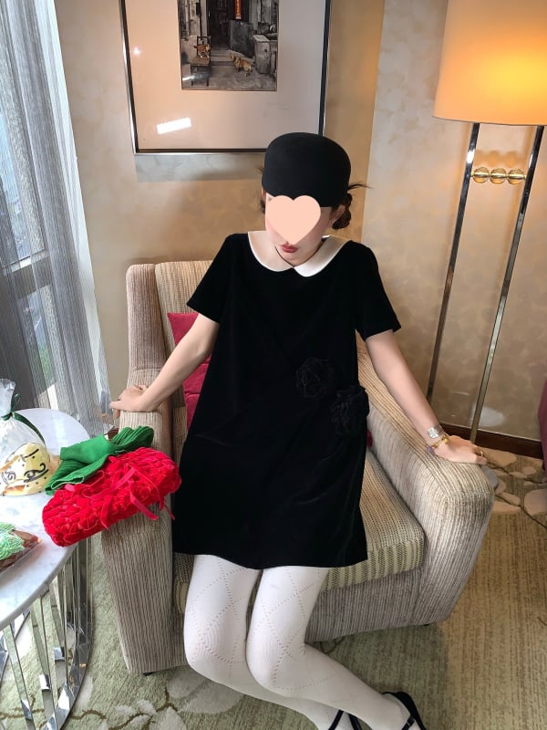 Рокля от коприна в плетена материя с лацкан яка, къс ръкав, средна дължина, H‑образна пола, литературно ретро стил, зима 2025