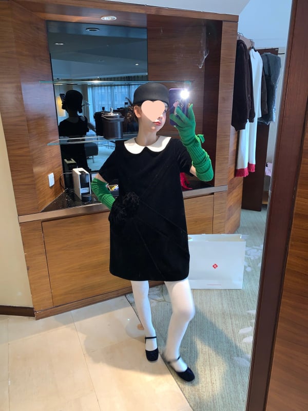 Рокля от коприна в плетена материя с лацкан яка, къс ръкав, средна дължина, H‑образна пола, литературно ретро стил, зима 2025