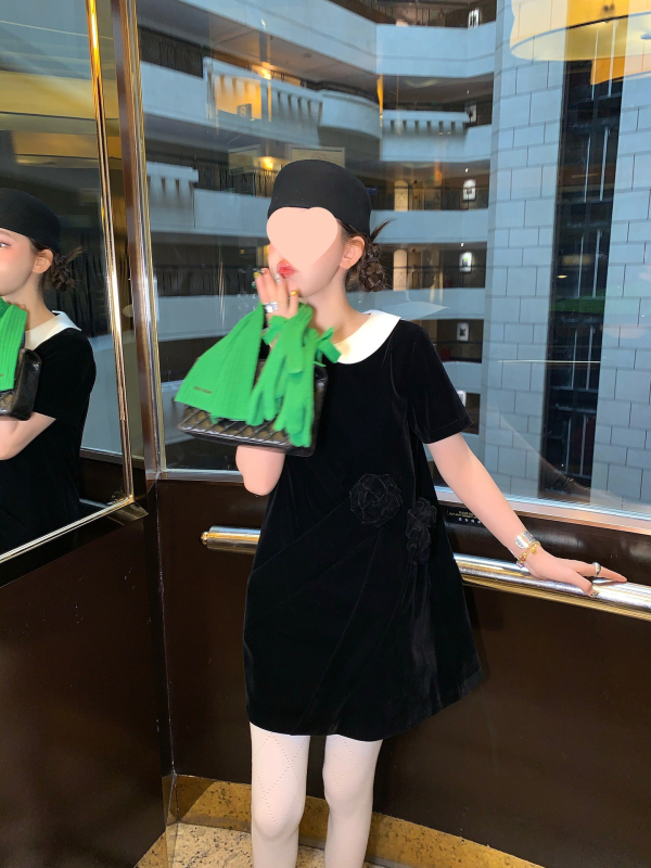 Рокля от коприна в плетена материя с лацкан яка, къс ръкав, средна дължина, H‑образна пола, литературно ретро стил, зима 2025