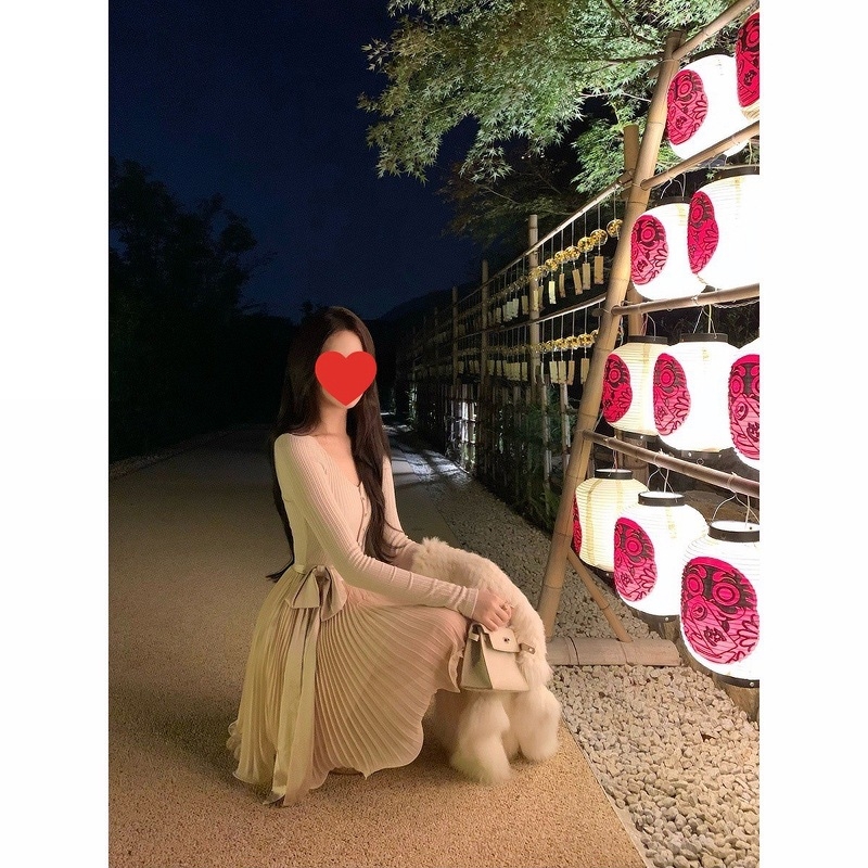 Рокля с панделка на талията, плетена материя, патчворк стил, дълги ръкави, V-образно деколте