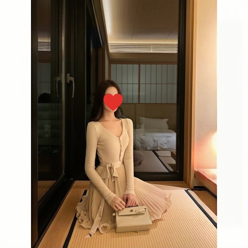 Рокля с панделка на талията, плетена материя, патчворк стил, дълги ръкави, V-образно деколте