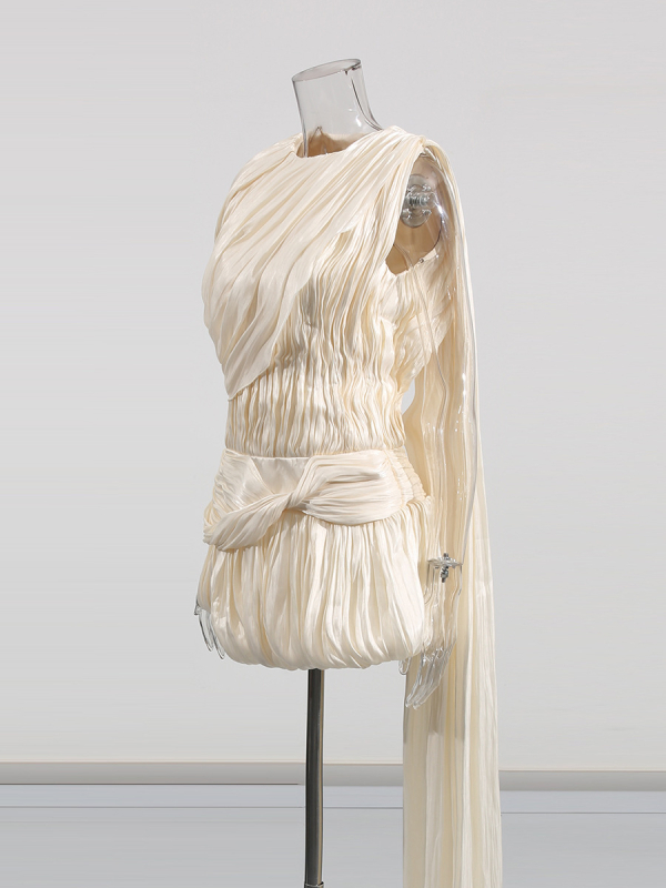 Дамска рокля без ръкави с висока талия и детайли водни вълни, плат 70–80% полиестер и до 30% памук, кръгло деколте, средна дължина, елегантен стил