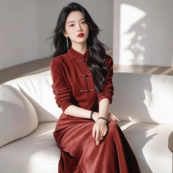 Haljina od poliestera sa stojećim ovratnikom, dugim rukavima, A-kroj, srednja duljina, visokim strukom