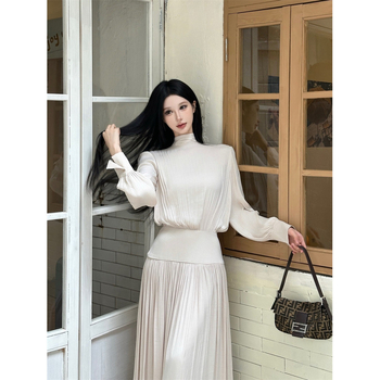 Дълга плисирана рокля от френски сатен, с дълги ръкави, кръгъл деколте и висока талия.