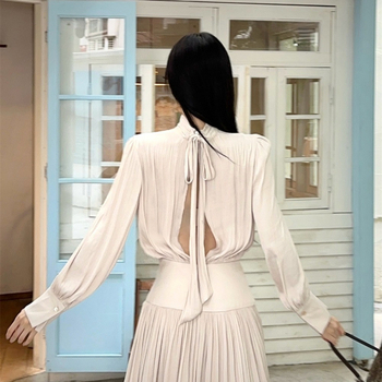 Дълга плисирана рокля от френски сатен, с дълги ръкави, кръгъл деколте и висока талия.