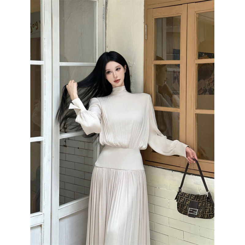 Дълга плисирана рокля от френски сатен, с дълги ръкави, кръгъл деколте и висока талия.