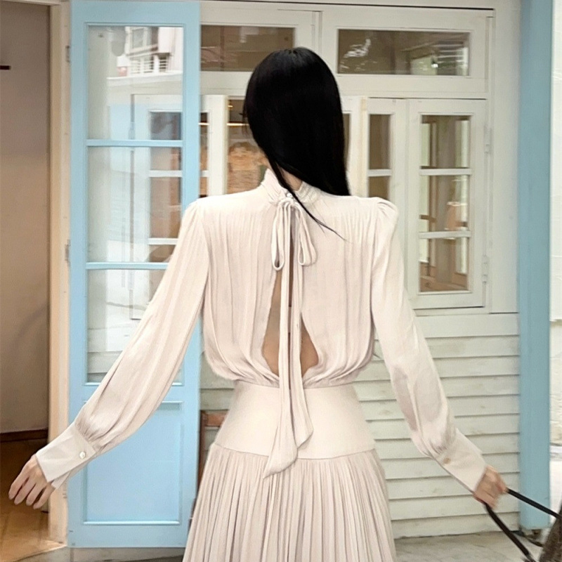 Дълга плисирана рокля от френски сатен, с дълги ръкави, кръгъл деколте и висока талия.