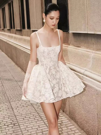 Рокля с презрамки във френски стил, ембосиран дизайн, пухкава пола, средна талия, летен сезон 2025