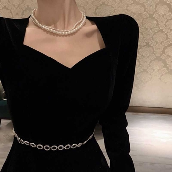 Rochie din catifea cu decolteu în V, talie înaltă, mâneci lungi și volane pe fustă