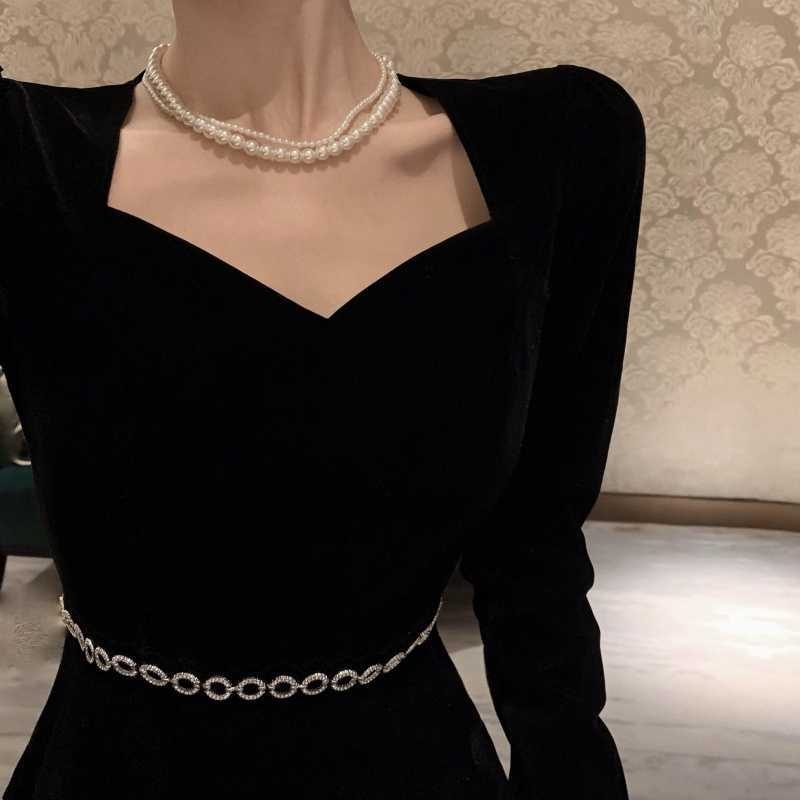 Rochie din catifea cu decolteu în V, talie înaltă, mâneci lungi și volane pe fustă