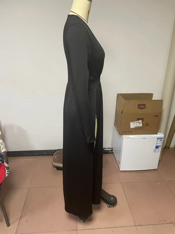 Полиестърна дълга рокля с дълги ръкави, V‑образно деколте, едноцветна с изрязани детайли