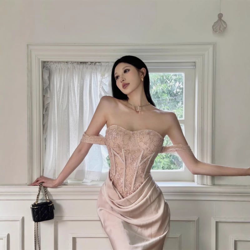 Рокля с презрамки в стил рибешка опашка, висока талия, дълга пола, ацетат сатен, жакардова изработка и копчета