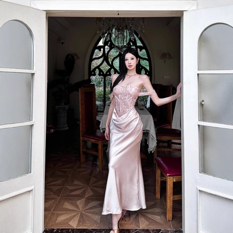 Рокля с презрамки в стил рибешка опашка, висока талия, дълга пола, ацетат сатен, жакардова изработка и копчета