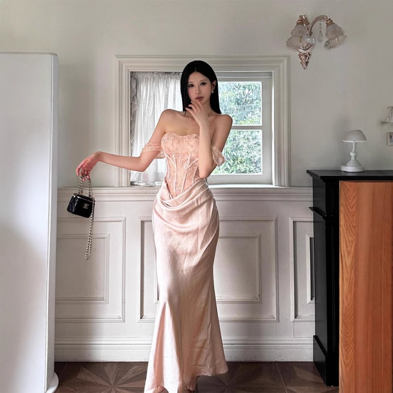 Рокля с презрамки в стил рибешка опашка, висока талия, дълга пола, ацетат сатен, жакардова изработка и копчета