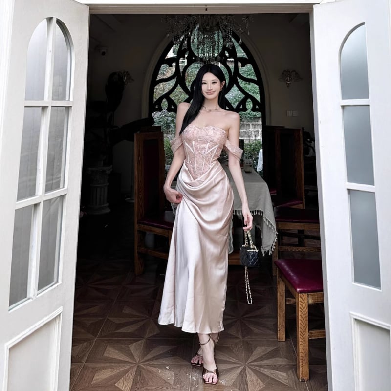 Рокля с презрамки в стил рибешка опашка, висока талия, дълга пола, ацетат сатен, жакардова изработка и копчета