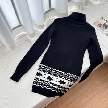 А-образна плетена рокля с 3D жаккардов модел, висока яка, дълги ръкави