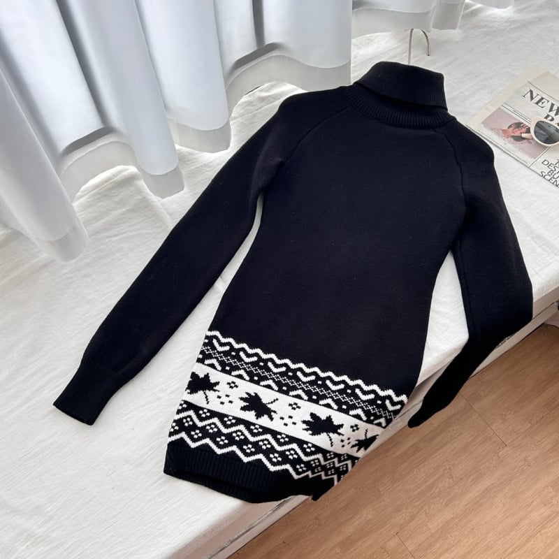 А-образна плетена рокля с 3D жаккардов модел, висока яка, дълги ръкави