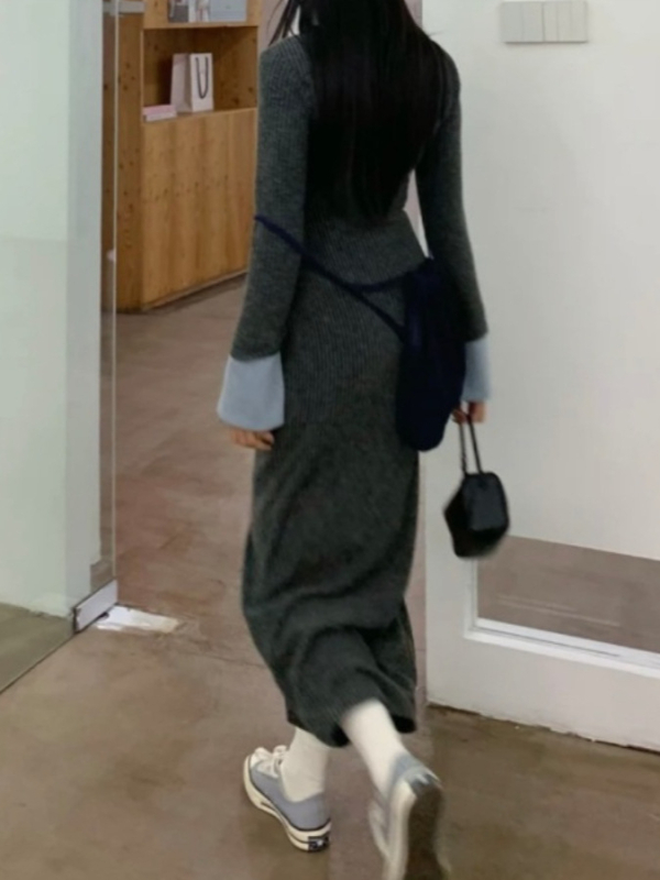 Дълга плетена рокля с висока талия, А-линия силует, кръгло деколте, пуловер стил и панелен дизайн