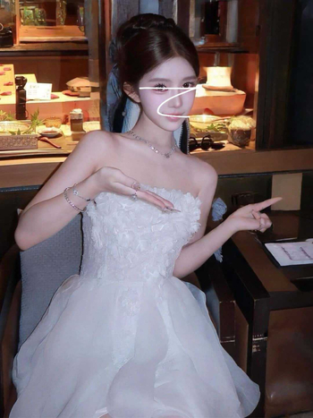 Полиестерна рокля без ръкави, принцес стил, висока талия и дълга пола, яка с една линия