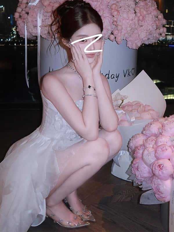 Полиестерна рокля без ръкави, принцес стил, висока талия и дълга пола, яка с една линия