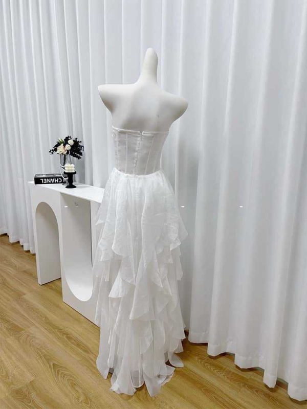 Полиестерна рокля без ръкави, принцес стил, висока талия и дълга пола, яка с една линия