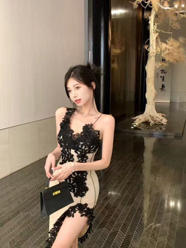 Rochie din dantelă cu bretele, cu slit, croială Slim-Fit, talie înaltă
