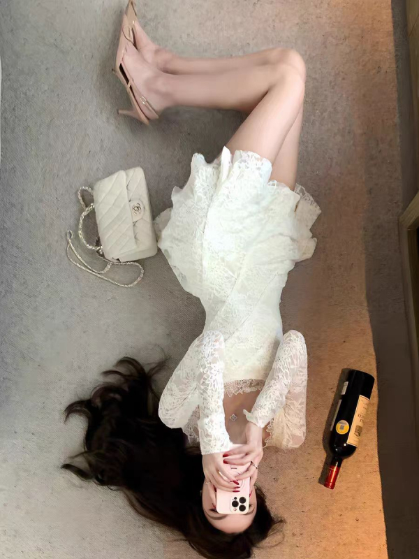 Платье от плетена материя и дантелени вложки, Midi пола, дълги ръкави, U-образна яка